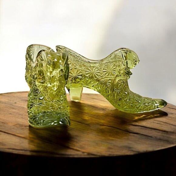 Vintage Clear Avocado Green Starburst Pinwheel Fan Pressed Art Glass Shoes - Picture 1 of 16